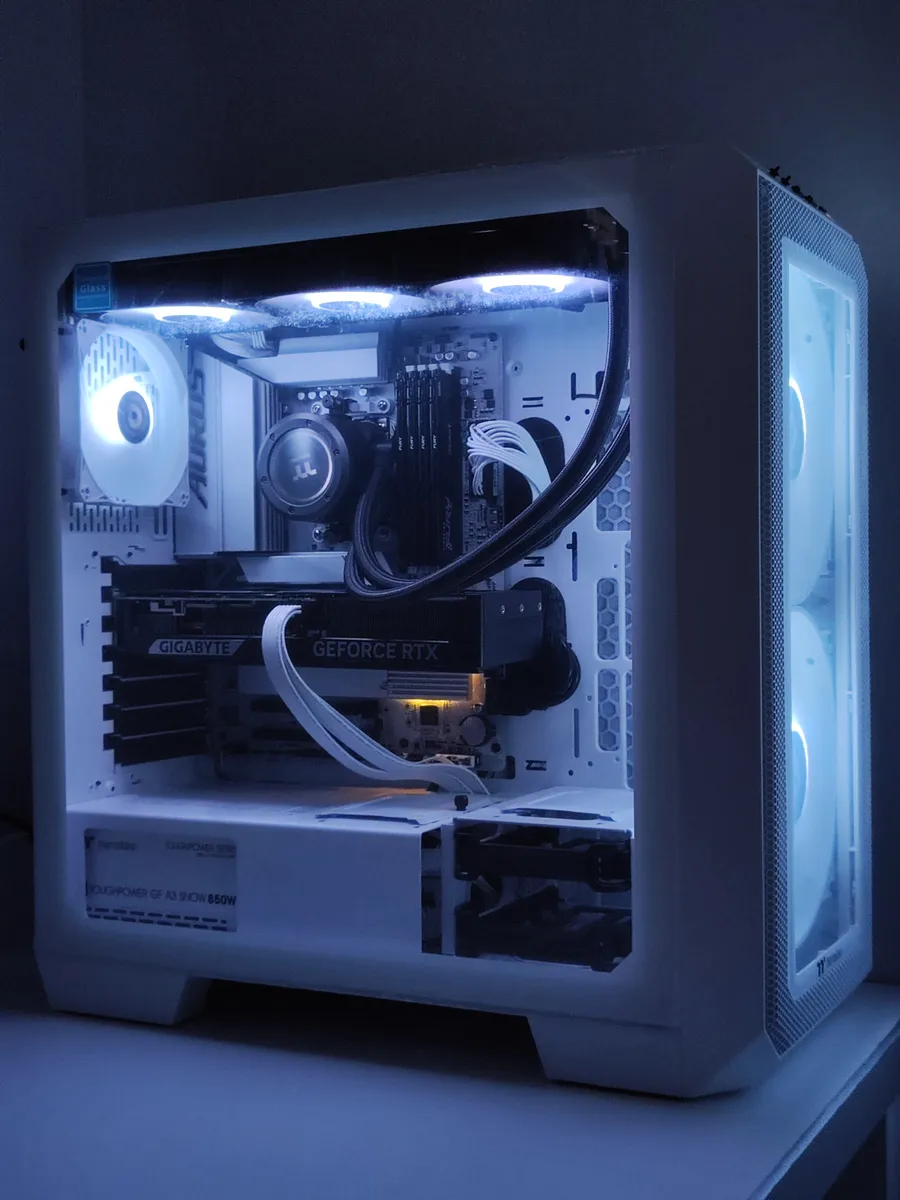 Belo Thermaltake kućište - izgled custom gaming računara