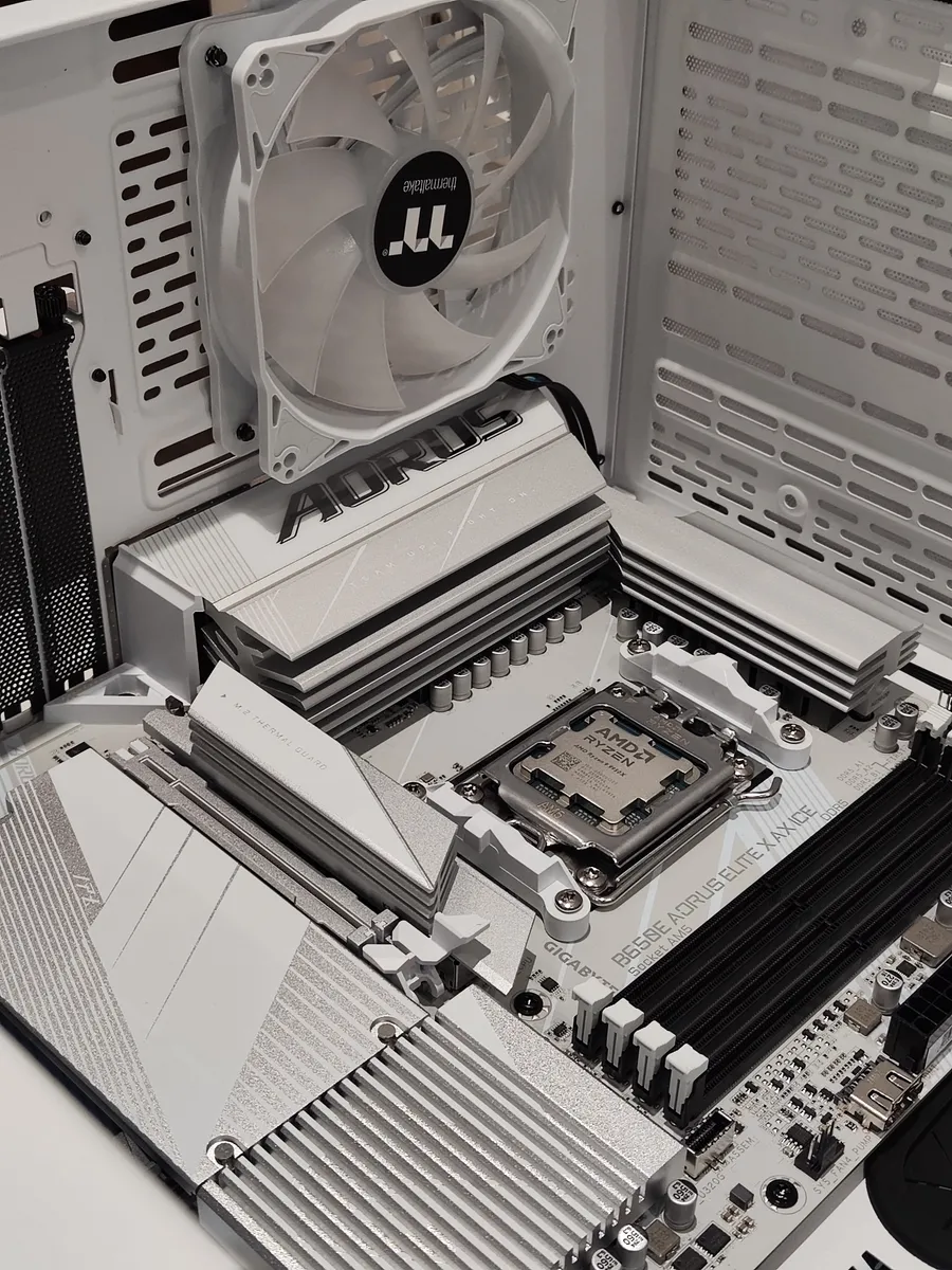 Unutrašnjost bele Thermaltake konfiguracije