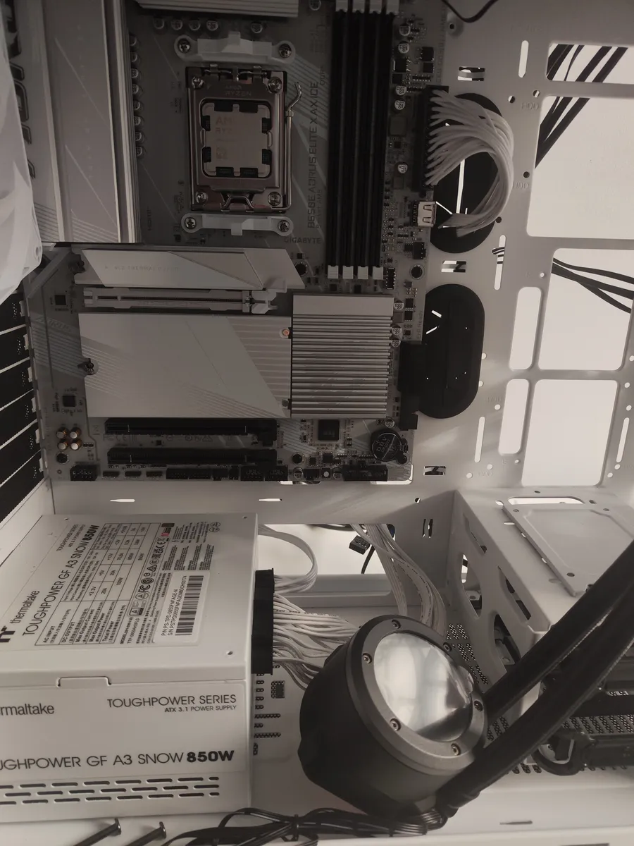 Vodeno hlađenje i ventilator u belom Thermaltake kućištu