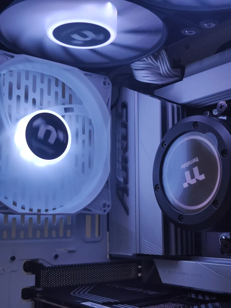 Unutrašnjost bele Thermaltake konfiguracije sa RGB osvetljenjem