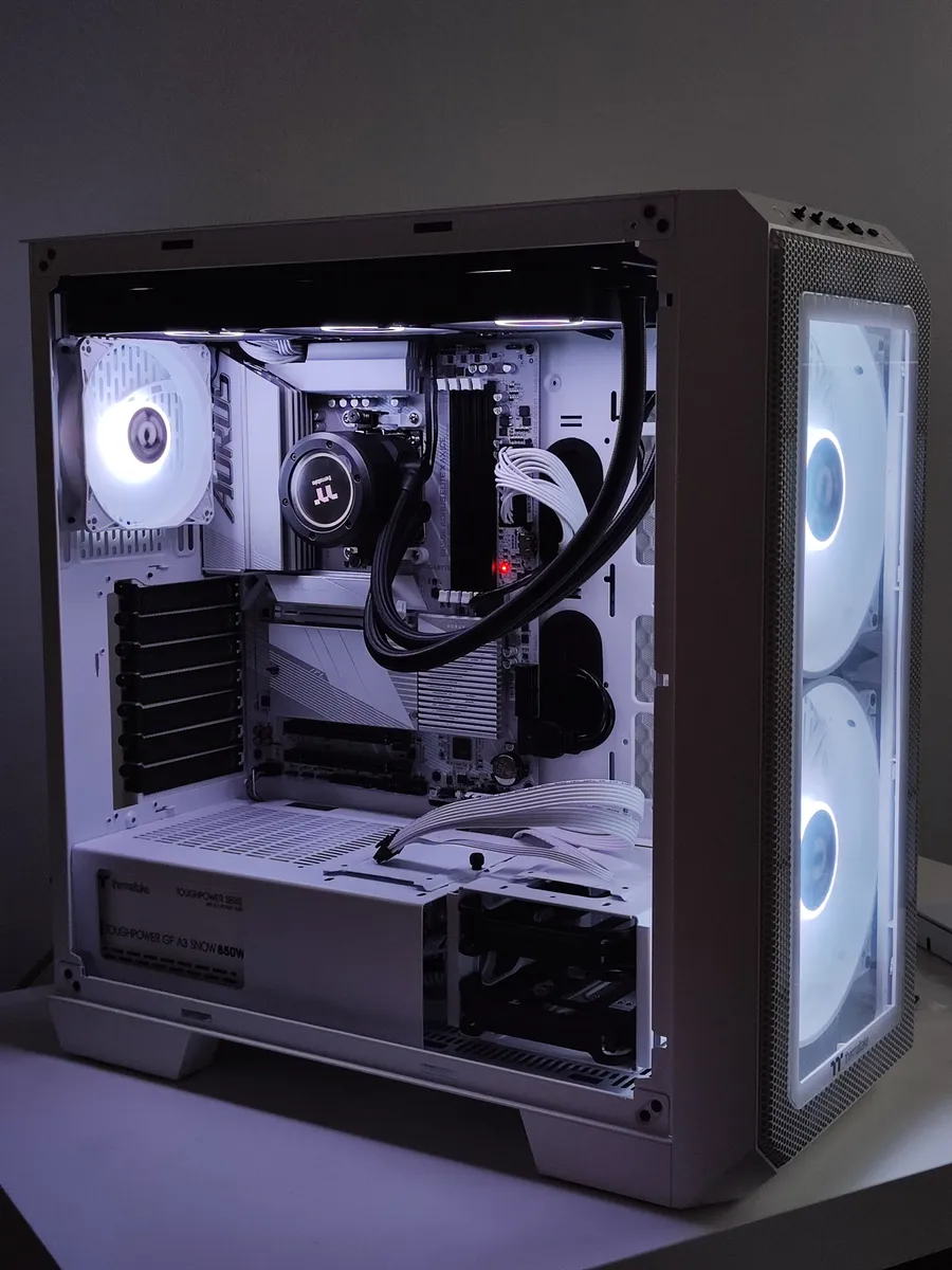 Završen beli Thermaltake custom PC setup